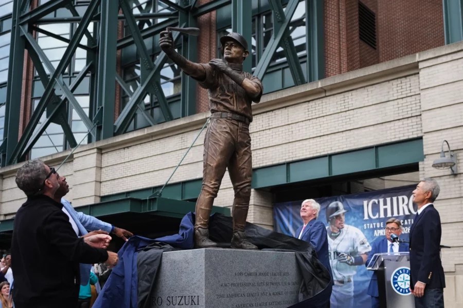 Se parte el bate de la estatua de Ichiro Suzuki durante su develación en Seattle Se parte el bate de la estatua de Ichiro Suzuki durante su develación en Seattle